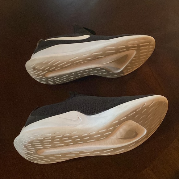 Nike women gym shoes size 7.5 US ,black in color - Picture 4 of 9